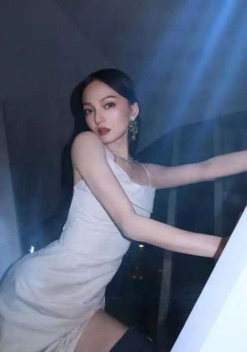 张韶涵虽然不高,但身材比例真是绝了,穿高开叉裙子,看着像170