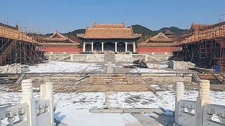 与慈禧陵比肩并立的慈安陵,原来地位和最初的规格都在慈禧陵之上