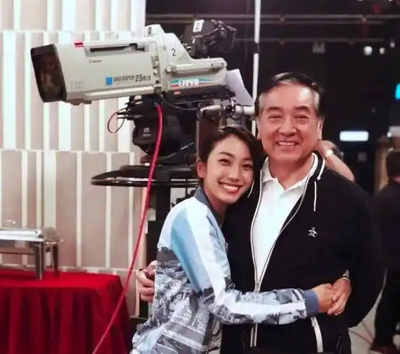 秦沛当年与前妻分手,带娃净身出户,最后孩子拒绝参加生母葬礼_梁盛子