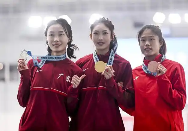 出席3月31日女子三级跳远颁奖典礼的有冠军广东队陈洁(中),亚军广东队