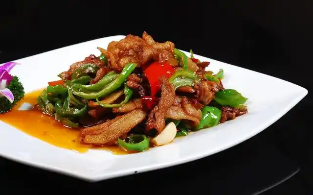 小炒肉是湖南菜的代表之一,因其鲜辣爽口,滋味浓郁而著称,是湖南人最