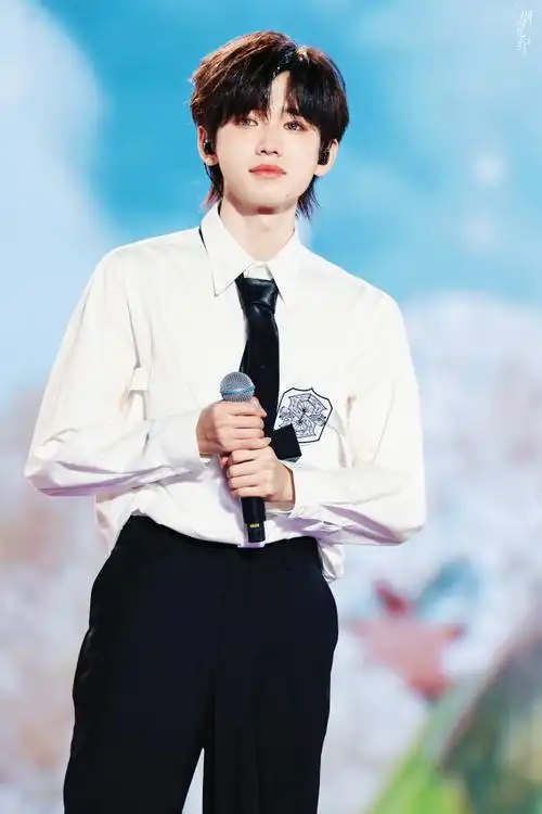 间楼演唱会##时代少年团演唱会##宋亚轩蓝色烟熏妆##宋亚轩翻唱蝴蝶