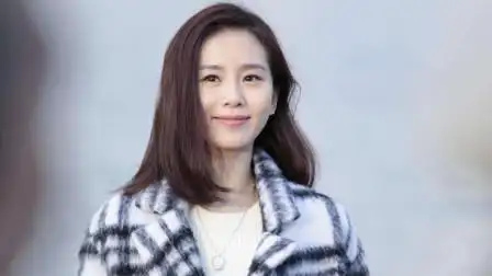 刘诗诗最新大片封面曝光 一头黑长直发造型 温柔又美丽