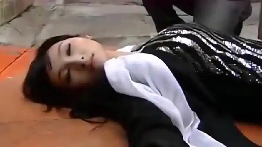 漂亮女人死在巷子里,法医看眼尸体就知道是窒息死亡,厉害了!