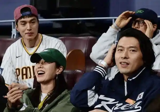 宋仲基和妻子看棒球赛39岁凯蒂产后沧桑不少两人互动惹争议