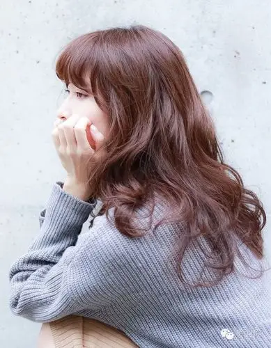 甜蜜巧克力色 同样是永远不败的巧克力色,在秋季也是新发色的首选