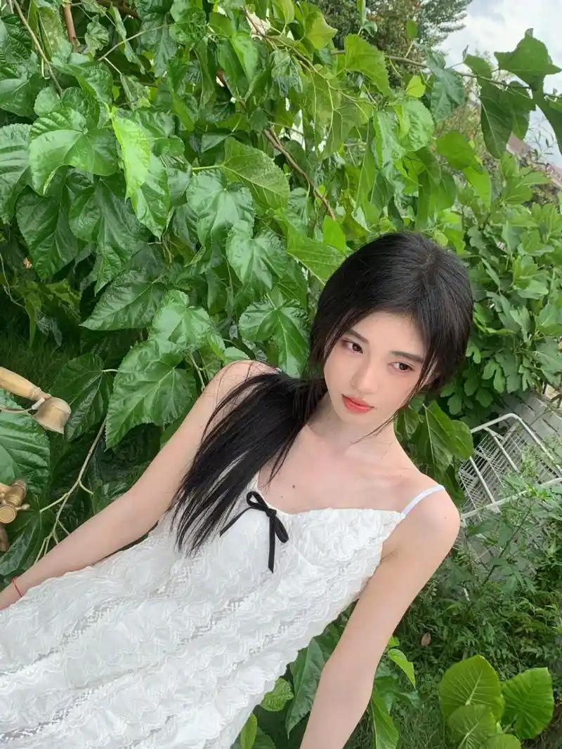 鞠婧祎白色吊带裙写真