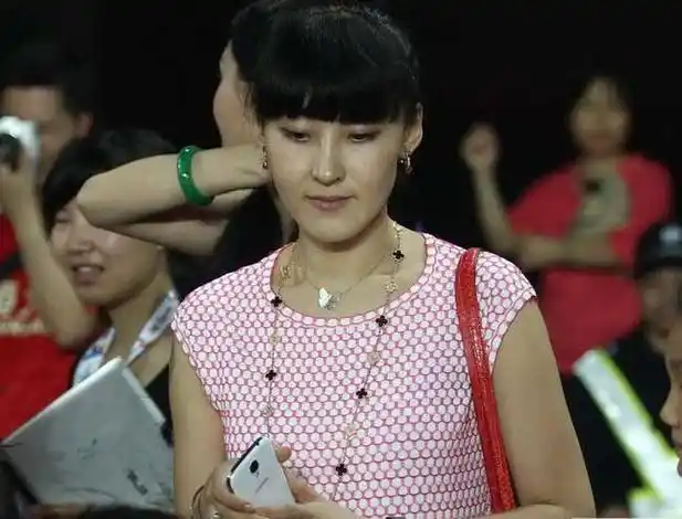 邵娜是谁邵娜,1986年12月份出生,现在已经是足球运动员郑智的妻子了.