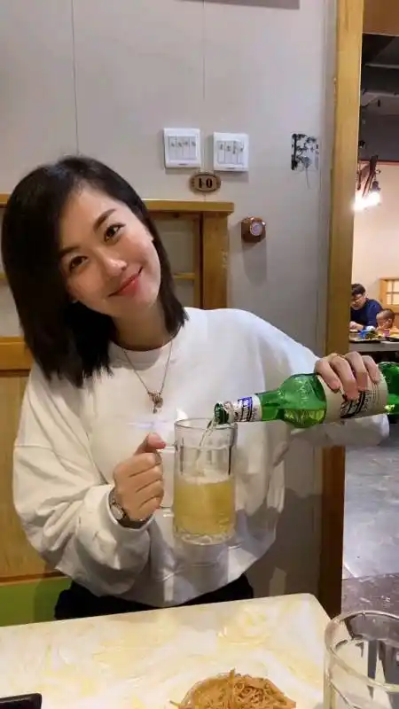 喝酒的女人#假装这是个花絮,你身边有这样的损友吗?