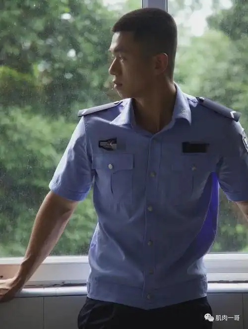 24岁成都警哥引发舔屏,寸头肌肉太可了|腹肌|短发|发型_网易订阅