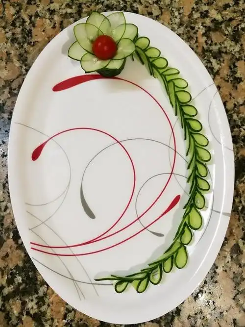 青梅青酒做的简单美丽的盘饰(3)——雕刻花的围边与叶子