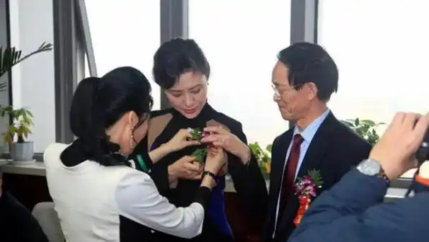 央视主持人桑晨:21岁进央视,走红28年零绯闻,丈夫身份如今成谜