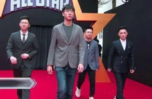 斗鱼"农村霍建华"参加全明星,粉丝:像是真的像,矮是真的矮!