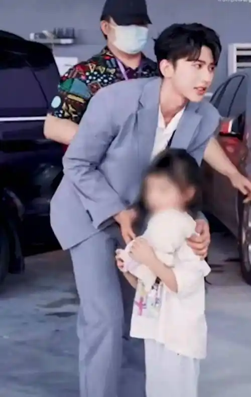 蔡徐坤参加品牌方活动,与小女孩拥抱合照,哄小朋友眼神动作超温柔