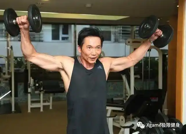 65岁张丰毅晒庆生照手臂肌肉抢镜生日也要在健身房度过