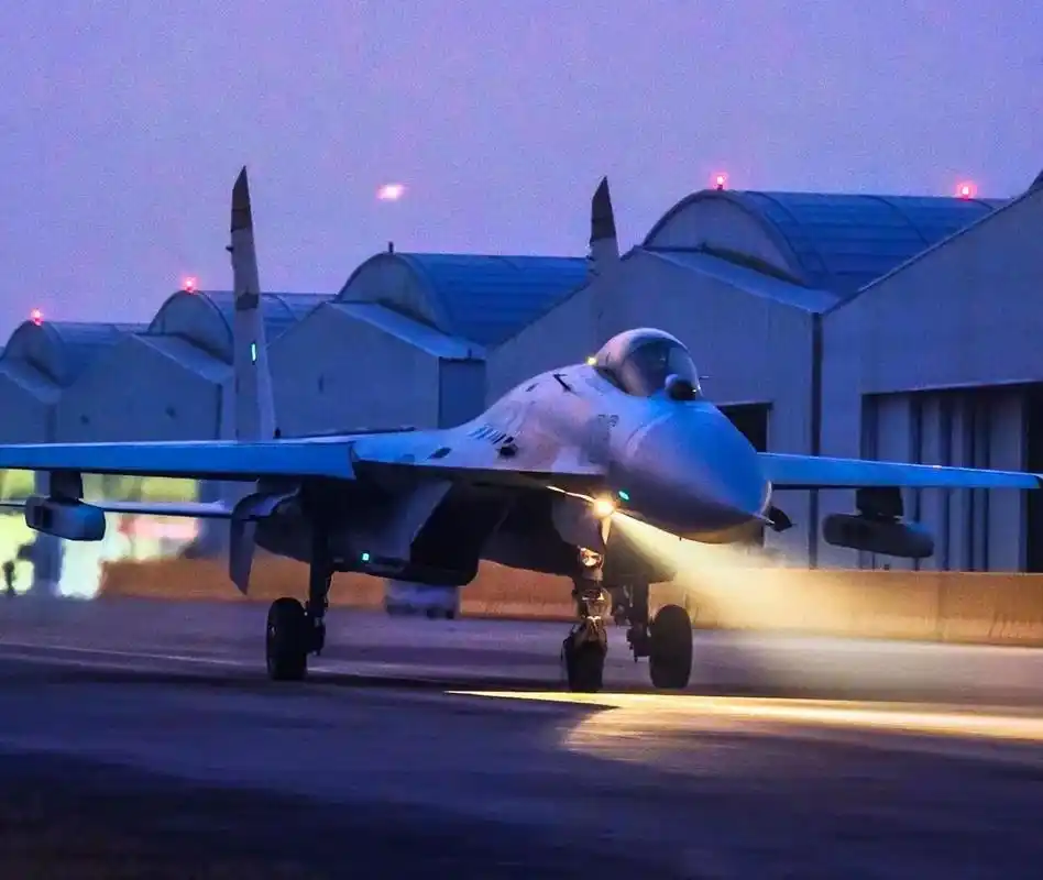 不是一个等级的对手?当我国歼-16d遇到美国的ea-18g,孰强孰弱?