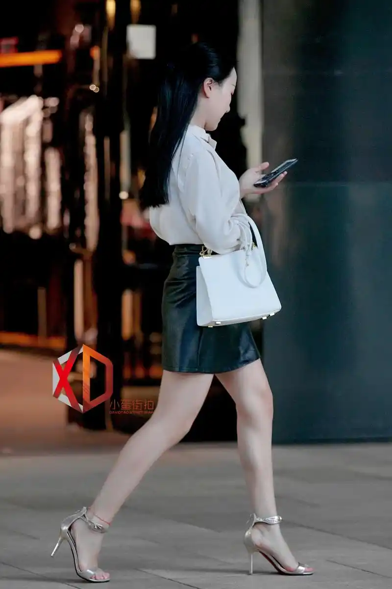 街拍广州:黑色小短裙,高跟鞋,细长的大白腿,身材真的好成熟!