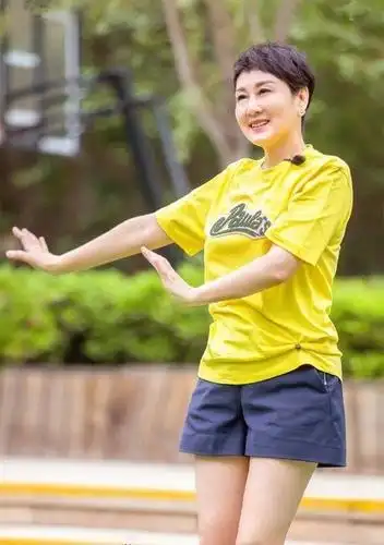 张凯丽近照 快60岁了 网友:怎打扮都不是女神了