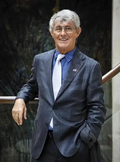 万美元执教时间:1992-1994施拉普纳图/视觉中国38岁郑智还要首发出场