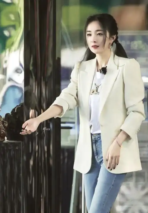 杨幂综艺路透曝光穿白西装扎双马尾嫩过17岁少女