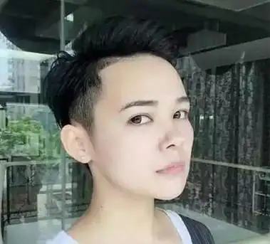店把头发剪短到耳朵上面,弄成今年非主流女生偏分露额剃鬓角短发发型