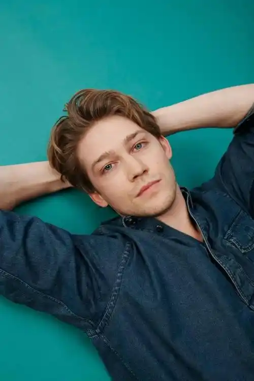 英国男星乔·阿尔文时尚杂志大片,柔软金发湛蓝眼眸深邃_电影_卢卡