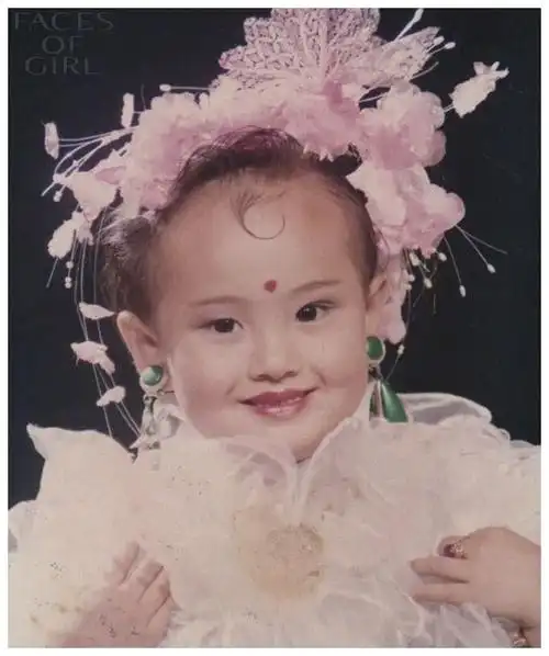 郑爽公开童年写真谈成长感受成为属于自己的姑娘