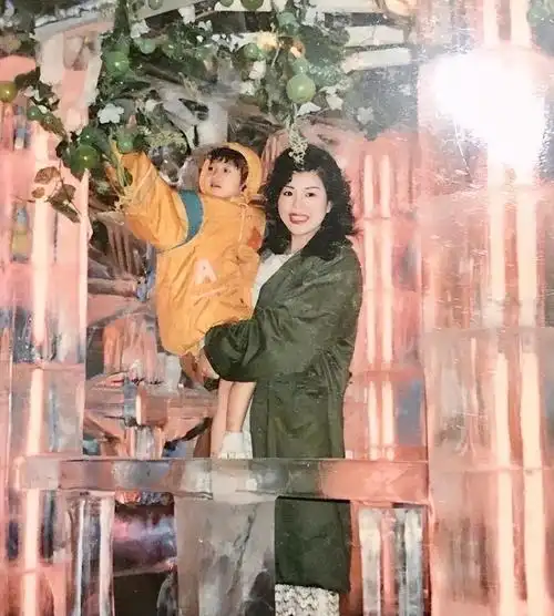 回顾毛晓彤刚出生被扔垃圾桶成名后父亲找上门要五千万赡养费