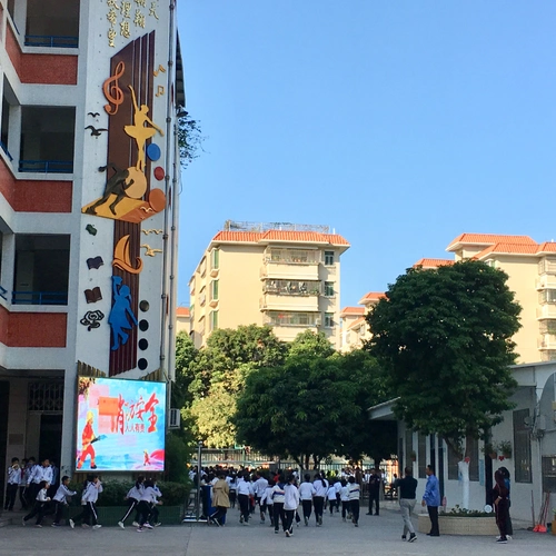 心系安全校园,共筑生命基石——丽日小学开展安全应急疏散演练活动