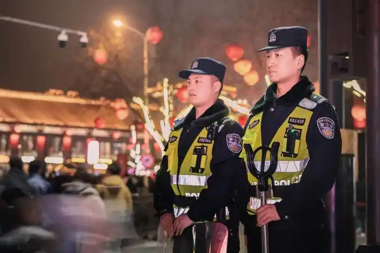 龙云 摄"站岗1分钟,服务60秒,站在岗台上我就要把西安公安最美丽的一