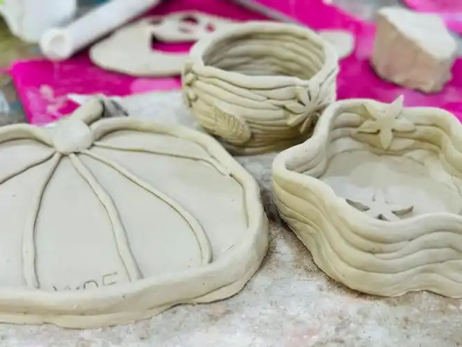 通过本次陶艺制作体验活动,老师们学习了陶泥手工成形的技法,体验了