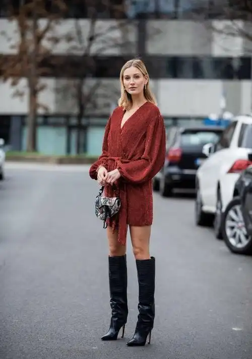 令造型变得有气质的酒红色穿搭配什么颜色