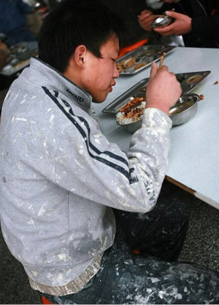 镜头下:吃饭的农民工,几个馒头就是一顿饭,省钱高于一切!