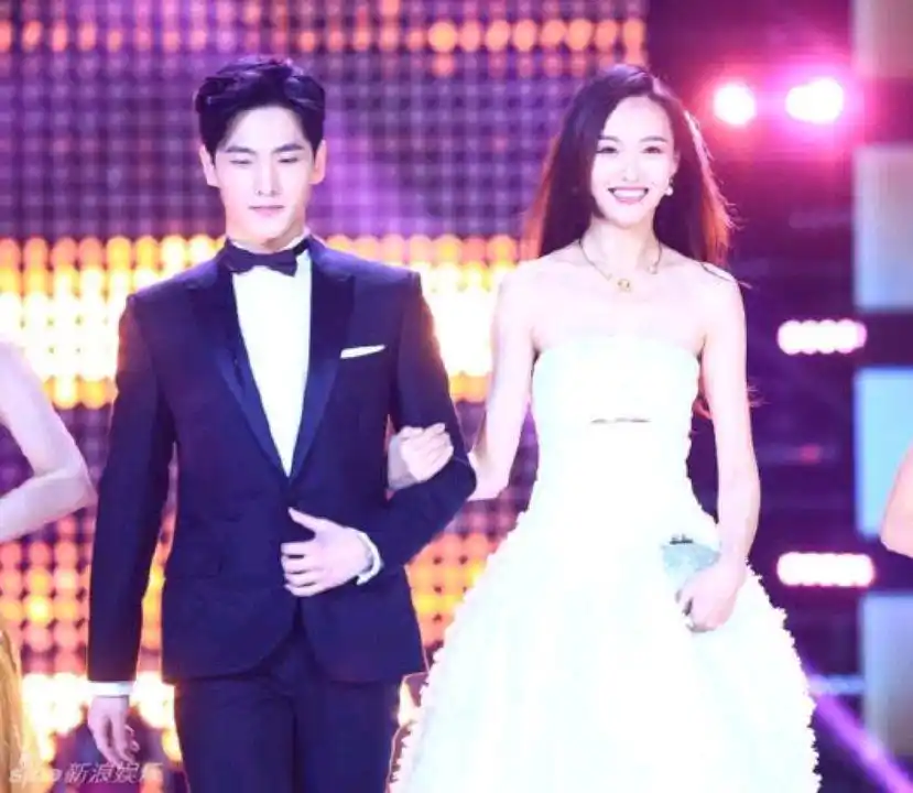 杨洋唐嫣这组同框图像极了豪门姐弟共同出席晚宴