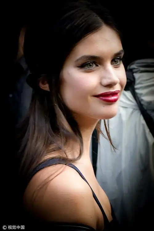 维密天使桑帕约内衣外穿秀香肩 煲电话笑靥如花露白牙