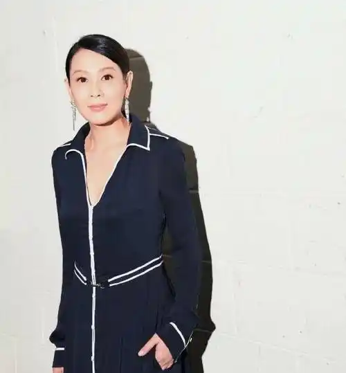 49岁刘若英真不一样了,只是剪款短发至少减龄15岁,未修图更惊艳_气质