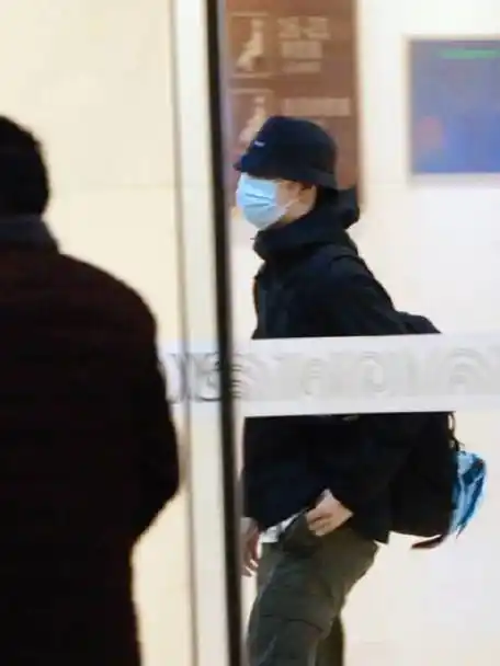 王一博渔夫帽造型##王一博凌晨到达北京