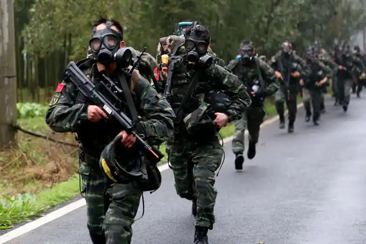 探秘武警特战队的极限训练负重30公斤每天18小时