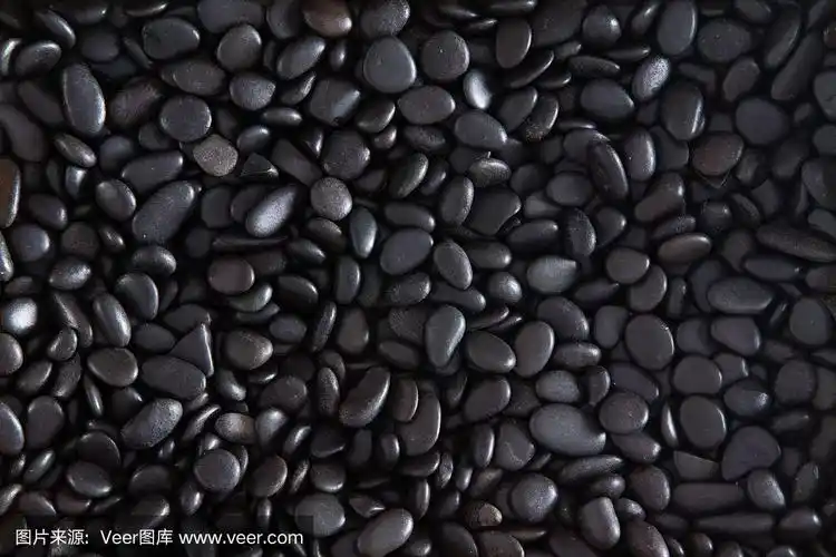 大量的黑色鹅卵石作为背景