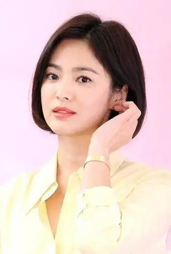 37岁宋慧乔终于高调,一身鹅黄色造型清新减龄,搭配新发型更气质