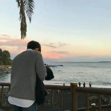 背影头像男生孤独高清夕阳下男生背影孤独图片大图片