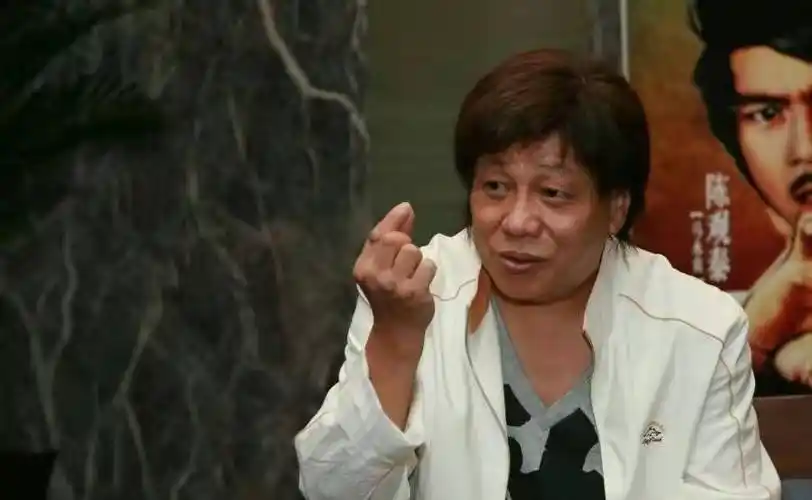 梁小龙74岁不服老染黄发还大秀功夫曾因爱国言论事业尽毁