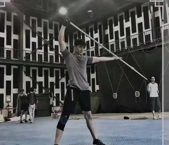 2018年,阿云嘎晒出的训练图里,站后面的就是演了殷郊的陈牧驰.