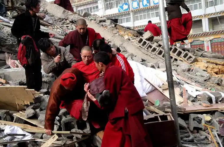 玉树:和尚下山帮忙救援 无人认领尸体摆满路边-时政新闻