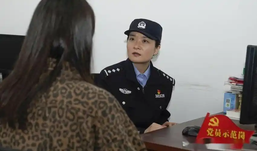 重庆女警刘玉可柔可飒的多面警花