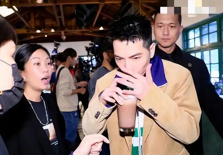 回顾:4位娶"自家经纪人"的男星,个个出乎意料,对对幸福美满