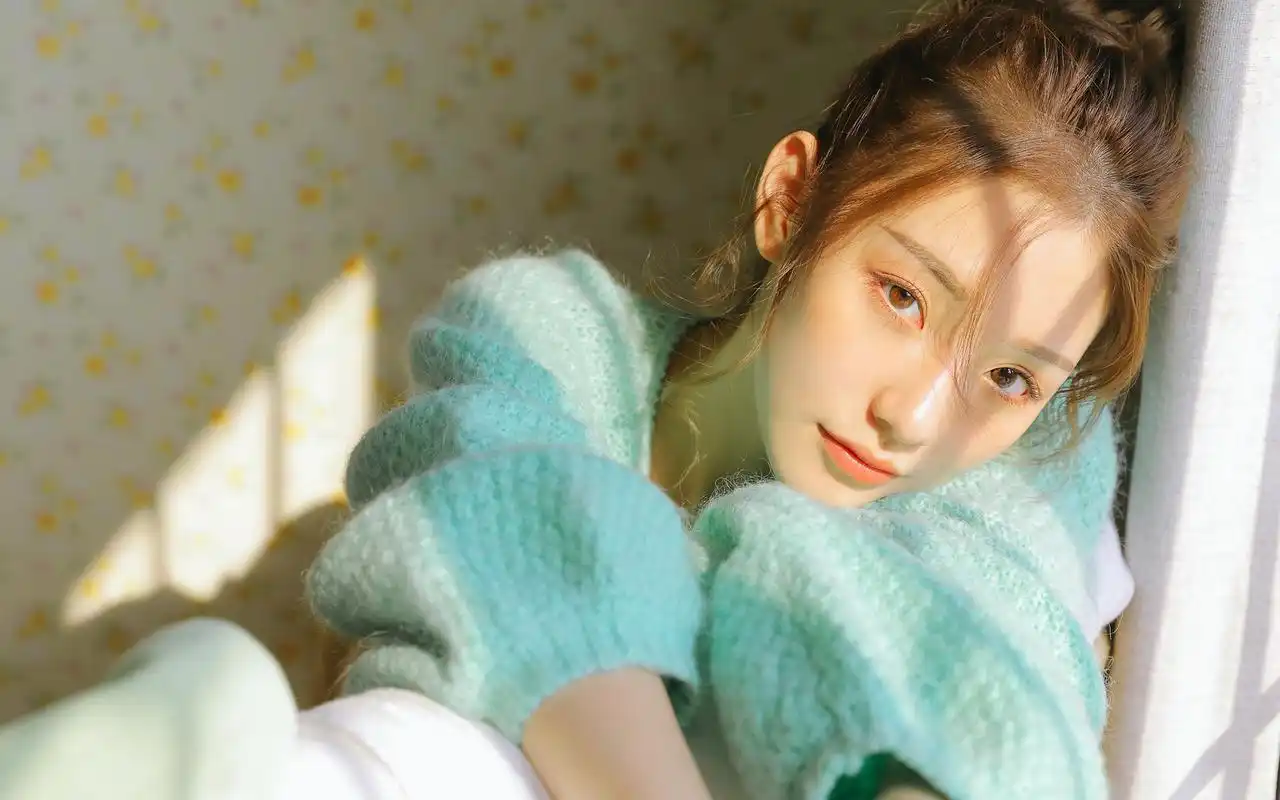 丸子头居家美女图片桌面壁纸