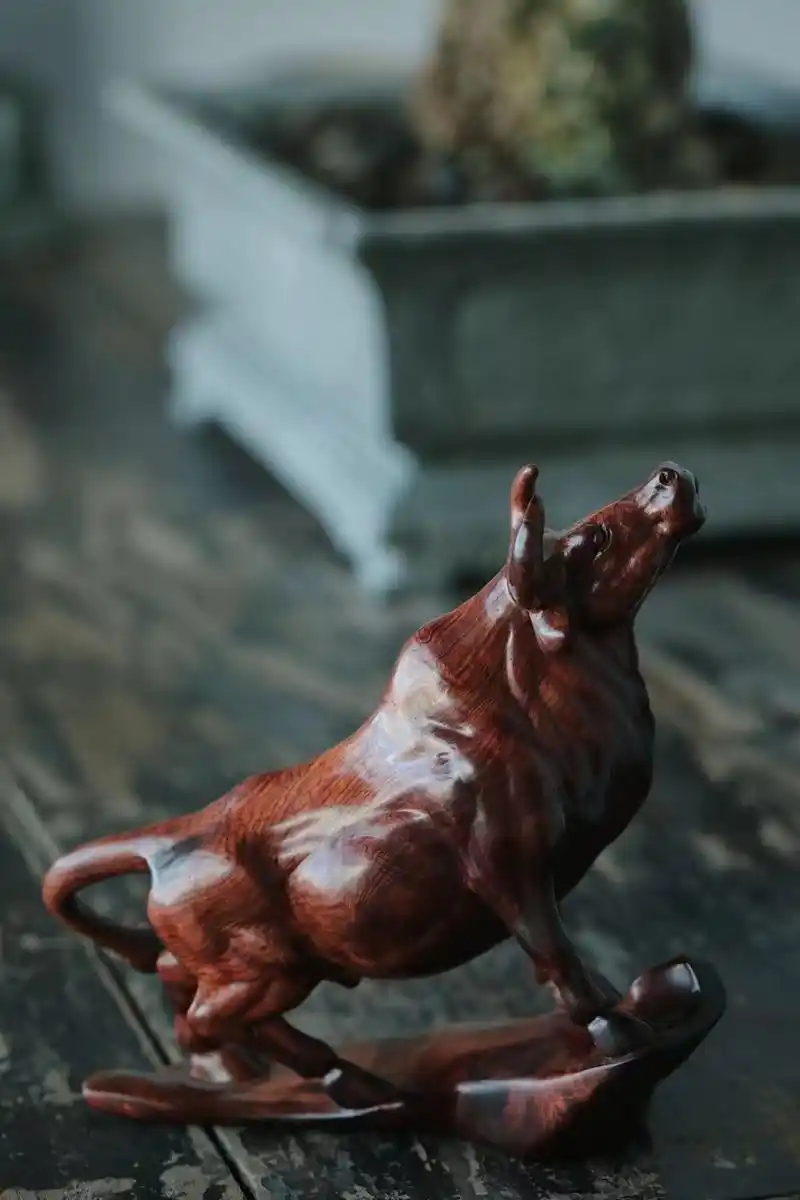 黄花梨 牛气冲天 劲牛肌骨饱满雄健,步态稳而有力,一身纹理灵动有神