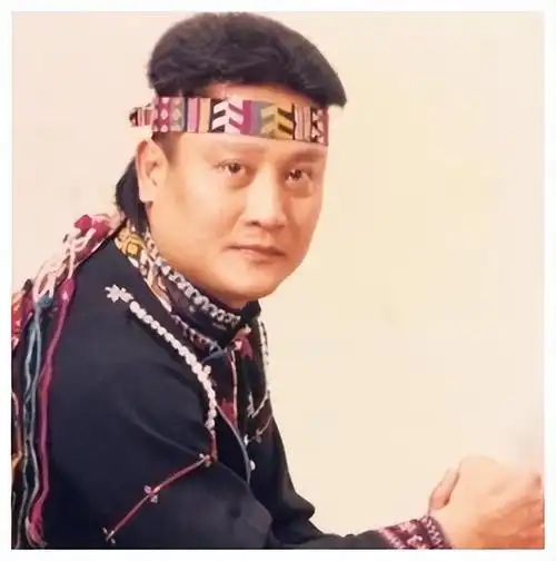 万沙浪出生于1949年,是台湾卑南族歌手,他的艺名有"成年勇士"之意,最