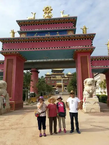 祈福平安红城寺, 快乐健康到永久. 任凭银发双鬓满, 一路潇洒演春秋.